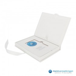Magneetdoos Giftcard - Wit Mat (Toscana) - Inlay karton - Zijaanzicht open