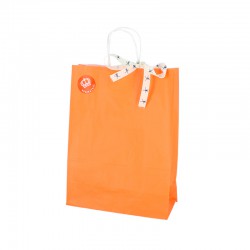 Papieren draagtassen - Oranje - Gedraaide handgreep - Toepassingsfoto