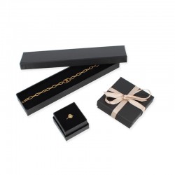 Geschenkdoos met inlay | Sieradendoos ring of oorbellen - Zwart Mat - Inlay Foam - Luxe - Toepassingsfoto